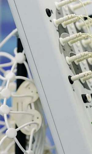 Aparelho de eletroencefalógrafo Aparelho de eletroencefalógrafo