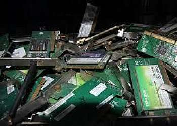 Reciclagem de sucatas de placas eletrônicas